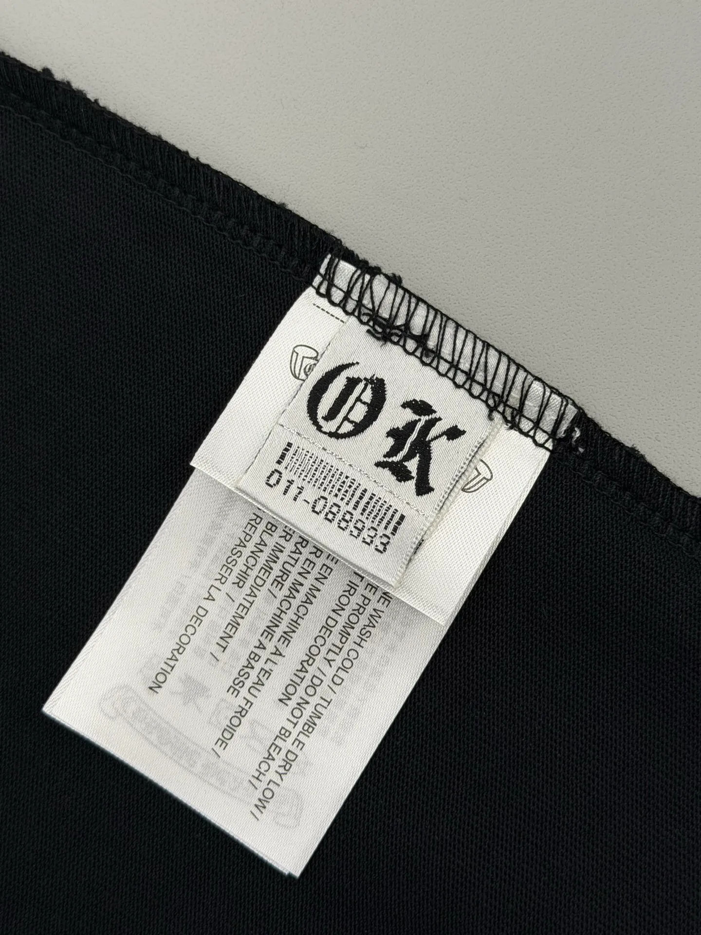 P170 [High Quality] Chrome hearts embroidered front and back printing + embroidered horseshoe brand logo, front and back panels are designed with embroidery + printing + rivet embroidery heavy craftsmanship. High-end customized 32 count 280g fabric. Soft to the touch. Comfortable to wear. Exquisite stitching. Fine workmanship. The upper body effect is incomparably handsome! Same style for men and women 𝐂𝐎𝐋𝐎𝐔𝐑: White Black 𝐒𝐈𝐙𝐄: S-XL Size chart: S: Shoulder width 51-Bust 55-Length 70 M: Shoulder width 53-Bust 57-Length 72 L: Shoulder width 55-Bust 59-Length 74 XL: shoulder width 57-bust 61-length 76